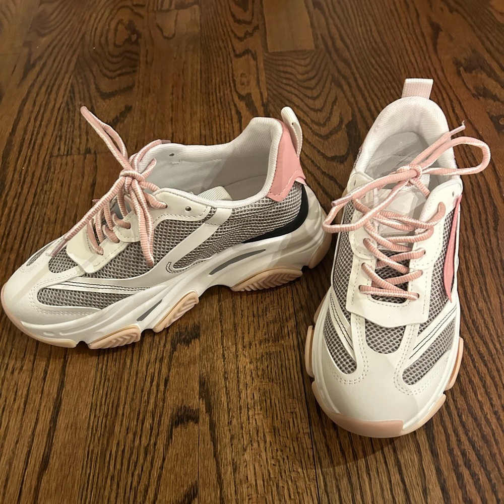 Steve Madden Poseidon Sneaker Size 8.5